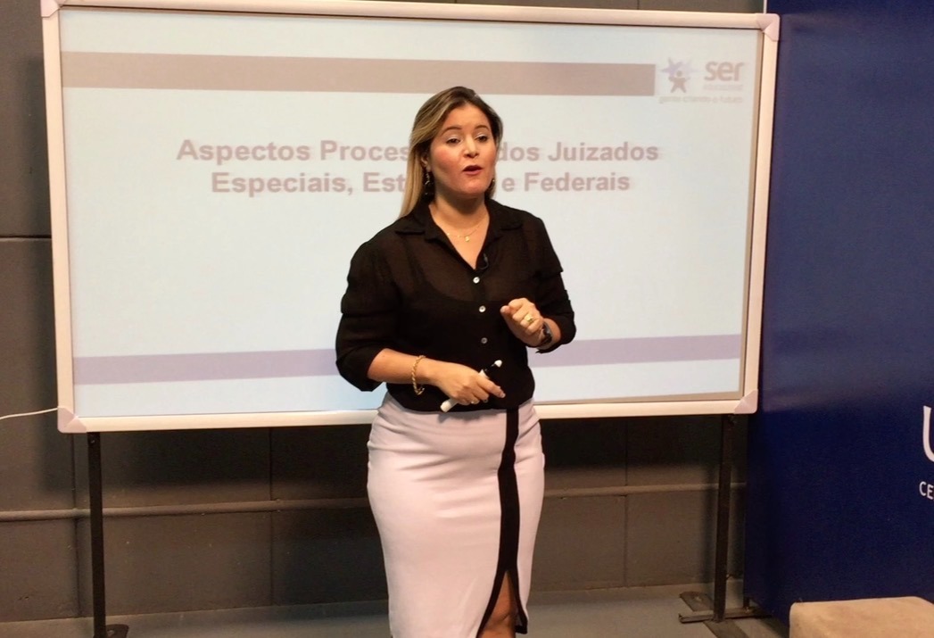Andréa Amaral dando aula sobre aspectos processuais dos juizados especiais