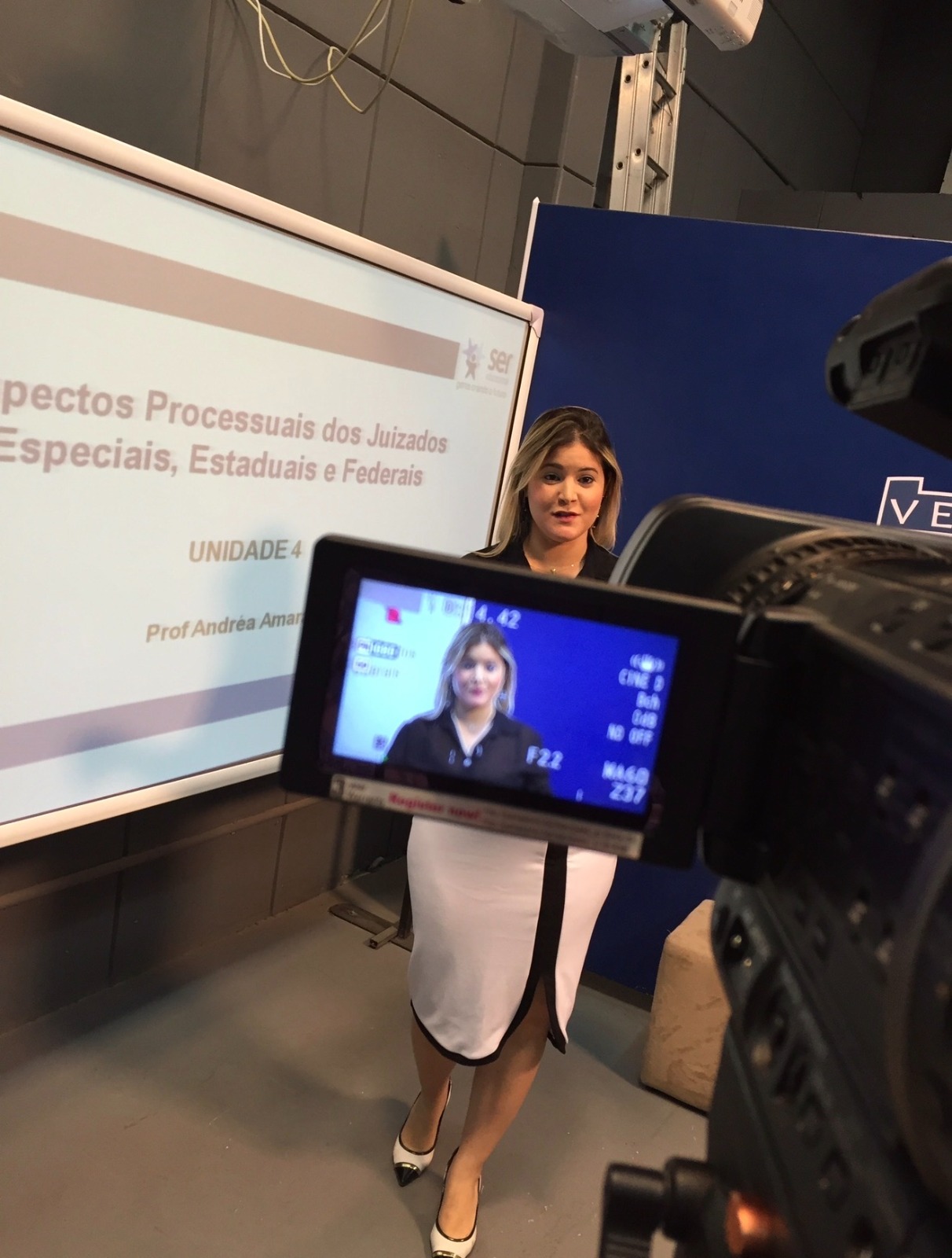 Andréa Amaral gravando aula em estúdio como professora
