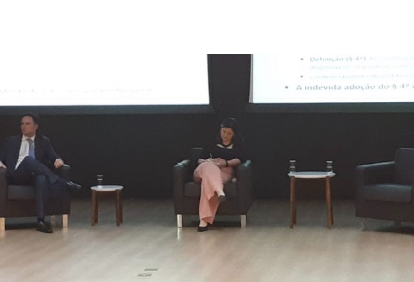 Andréa Amaral em painel no palco de evento jurídico
